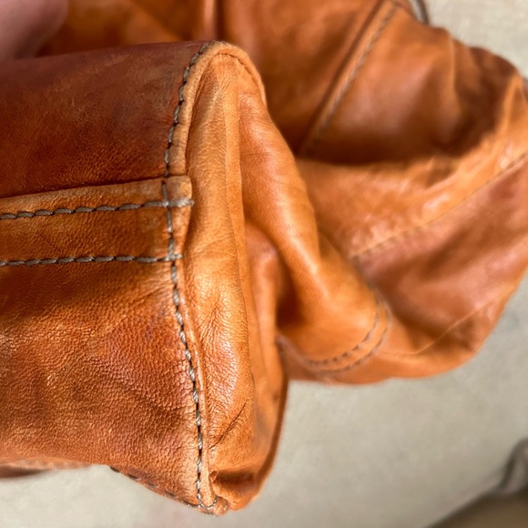 Fossil Distressed Leather Large Shoulder Bag Key Charm - Picture 11 of 14